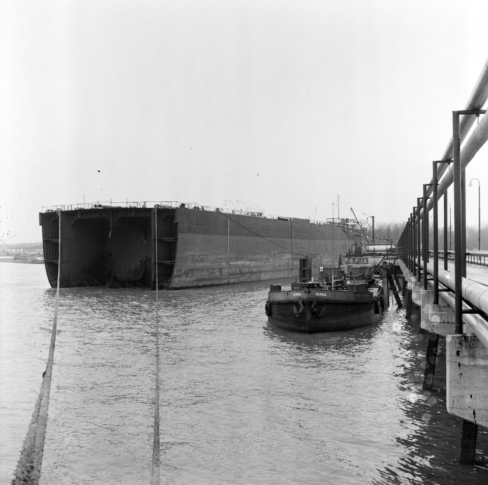 Driekwart tanker aan de steiger bij N.V. Tankercleaning te Schied, Bestanddeelnr 918-6159