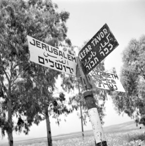 Drietalige wegwijzer met kogelgaten tussen Jeruzalem en Nazareth, Bestanddeelnr 255-0820