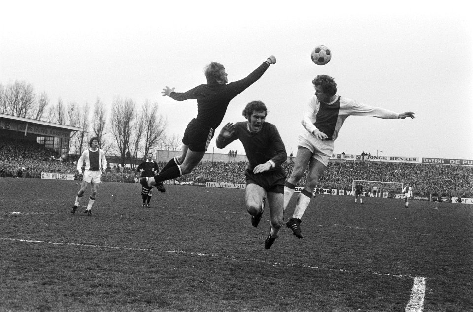 Dries Visser (m) en Piet Keizer (r) voor het doel van Sparta. Keeper Pim Doesbur, Bestanddeelnr 924-3783