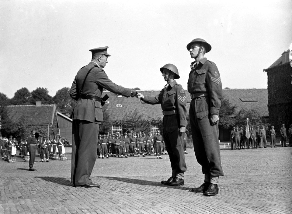 Driejarig bestaan Regiment Stoottroepen. Een officier reikt een penning uit aan , Bestanddeelnr 902-3610