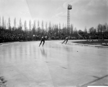 Drielandenschaatswedstrijden op Jaap Eden baan te Amsterdam Liesbrechts en Kare, Bestanddeelnr 913-5602