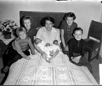 Drieling te Oudenbont geboren op 23 januari 1955 moeder m haar pasgeboren en and, Bestanddeelnr 906-9599