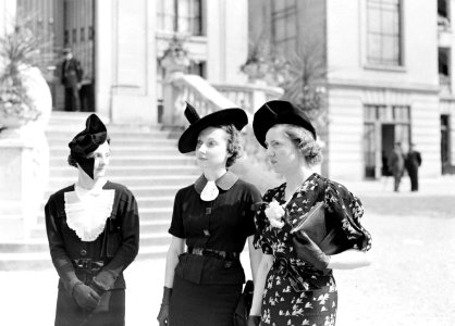 Drie vrouwen met hoeden, Bestanddeelnr 255-9682