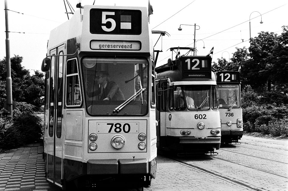 Drie verschillende tramstellen naast elkaar, wethouder v.d. Vlis achter het stuu, Bestanddeelnr 930-3441