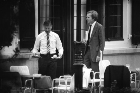 Dries van Agt (CDA) met de lunch op het bordes van het Catshuis rechts Jan Terl, Bestanddeelnr 931-6658