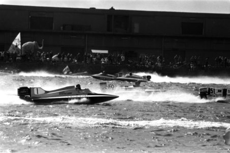 Drie uren van Amsterdam, speedboats Cees van der Velden (no 1) in actie, Bestanddeelnr 929-9036