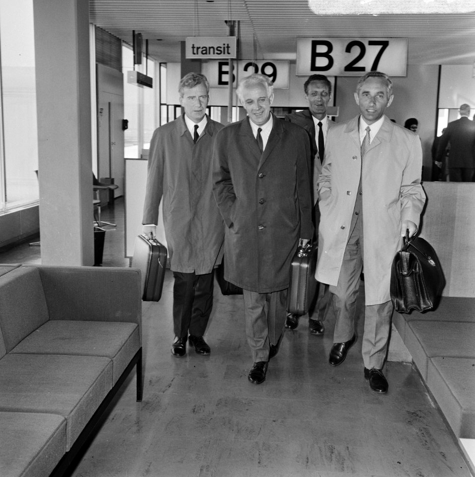 Drie vakbondsleiders arriveren op Schiphol na bezoek aan Suriname en Nederlandse, Bestanddeelnr 923-2235