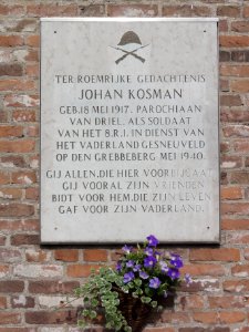 Driel (Overbetuwe) oorlogsgedenksteen rechts tegen kerk