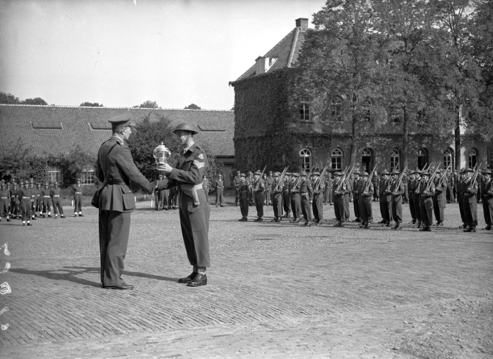 Driejarig bestaan Regiment Stoottroepen. Uitreiking beker voor sportwedstrijden , Bestanddeelnr 902-3615
