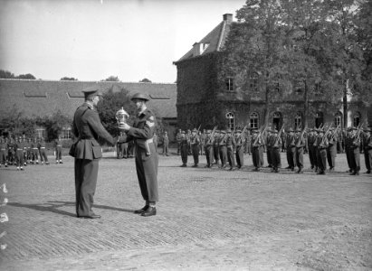 Driejarig bestaan Regiment Stoottroepen. Uitreiking beker voor sportwedstrijden , Bestanddeelnr 902-3615