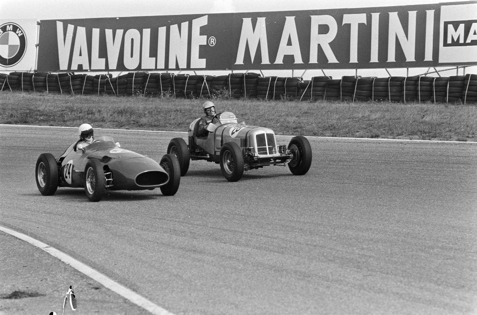 Dries van der Lof (l) in Maserak 250F uit 1956 tijdens Historische Grand Prix fo, Bestanddeelnr 933-7442