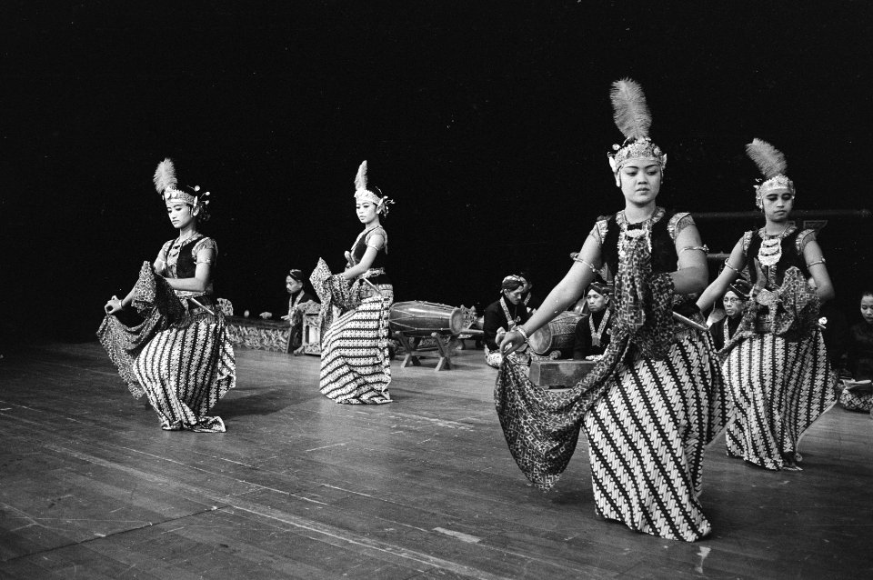 Drie danseressen van de groep, Bestanddeelnr 924-4127