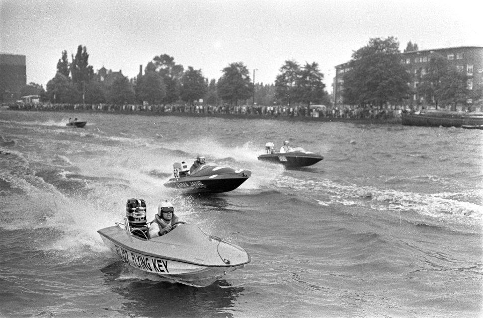 Drie uur race voor speedboats op Amstel. De boten tijdens de race, Bestanddeelnr 920-7116