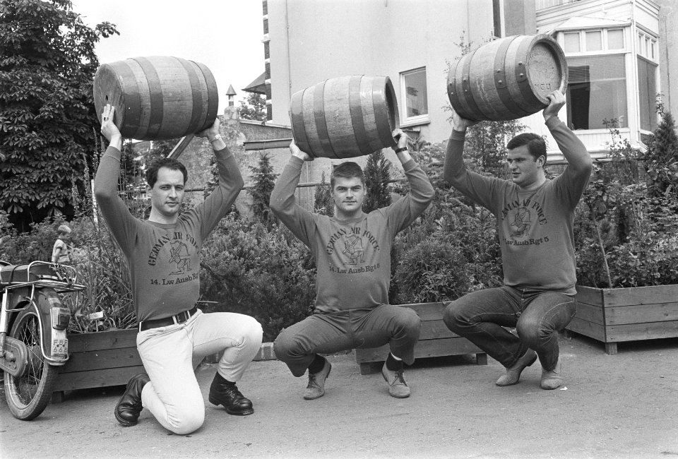 Drietal met vaten bier, Bestanddeelnr 922-6247