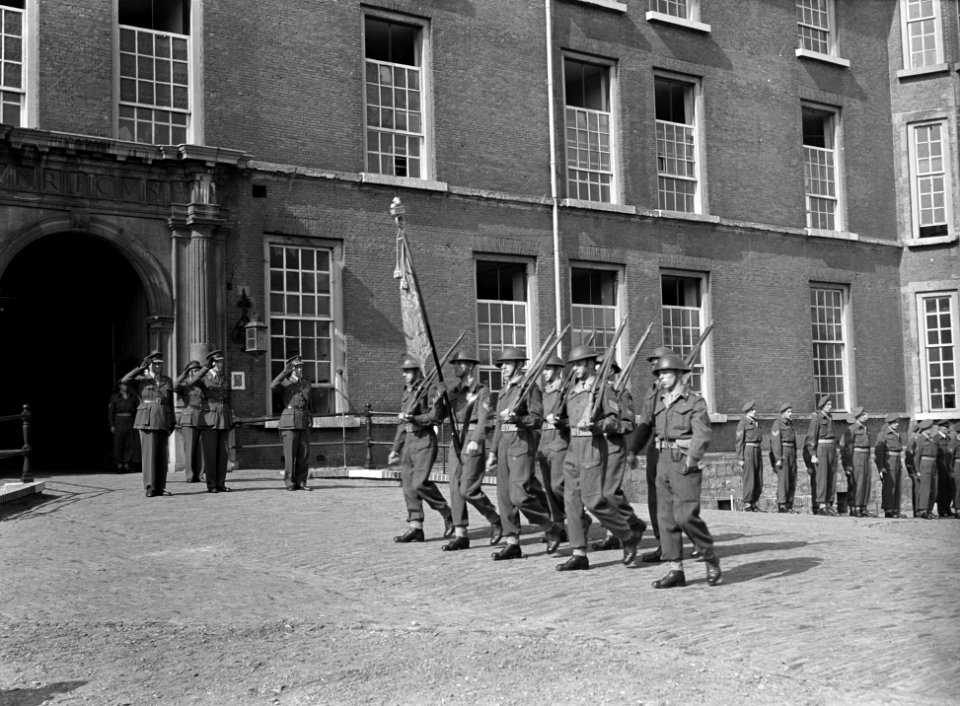 Driejarig bestaan Regiment Stoottroepen. Paradeplaats kazerne. Vaandelwacht, Bestanddeelnr 902-3620