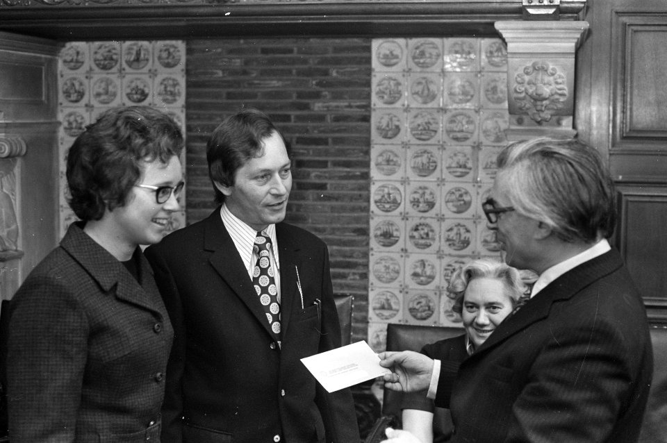 Driehonderdduizendste rekeninghouder gemeentegiro krijgt cheque van Wethouder Po, Bestanddeelnr 926-3215