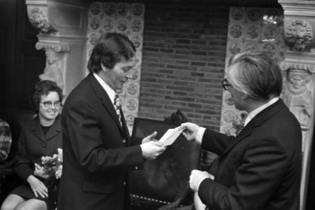 Driehonderdduizendste rekeninghouder gemeentegiro krijgt cheque van Wethouder Po, Bestanddeelnr 926-3218