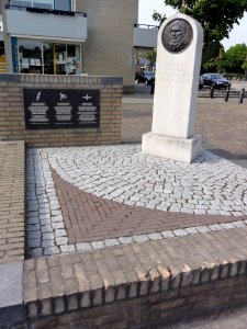 Driel (Overbetuwe) oorlogsmonument 2 op Polenplein (stèle)