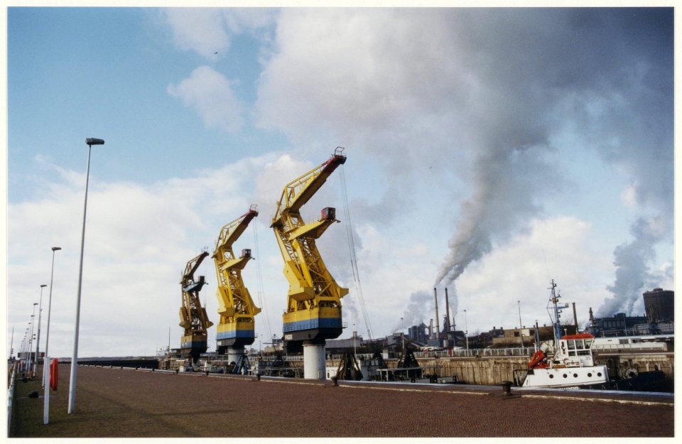 Drie drijvende portaalkranen in de Noordersluis en op weg naar de Hoogovenhaven. NL-HlmNHA 54050084