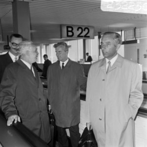 Drie vakbondsleiders arriveren op Schiphol na bezoek aan Suriname en Nederlandse, Bestanddeelnr 923-2236