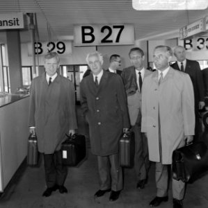 Drie vakbondsleiders arriveren op Schiphol na bezoek aan Suriname en Nederlandse, Bestanddeelnr 923-2234