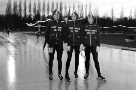 Drie deelnemers poseren, Bestanddeelnr 927-0072