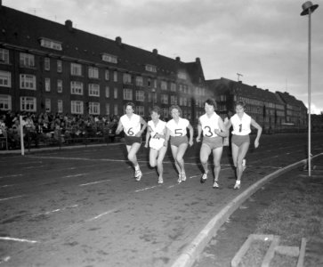 Driesteden atletiek op Sintelbaan in Amsterdam ( 800 mete dames 1 Van der Laan ,, Bestanddeelnr 914-0978