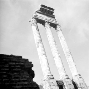 Drie Korinthische zuilen met een stuk architraaf de enige resten van de tempel …, Bestanddeelnr 191-1187