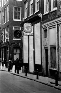 Drie cafes op Zeedijk in Amsterdam gesloten in verband met handel drugs en ander, Bestanddeelnr 931-5152