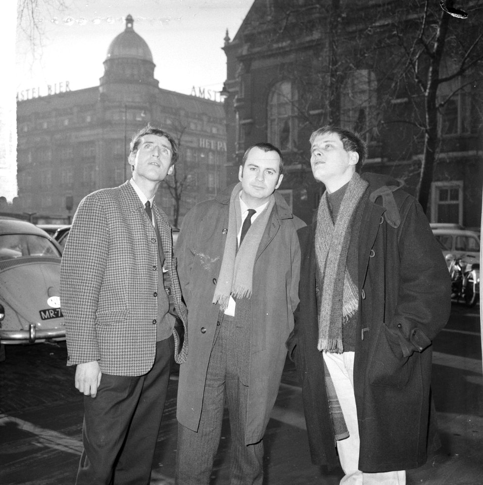 Drie cineasten op Leidseplein, v.r.n.l. Nikolai van der Heyde , Joan van der Keu, Bestanddeelnr 917-3967