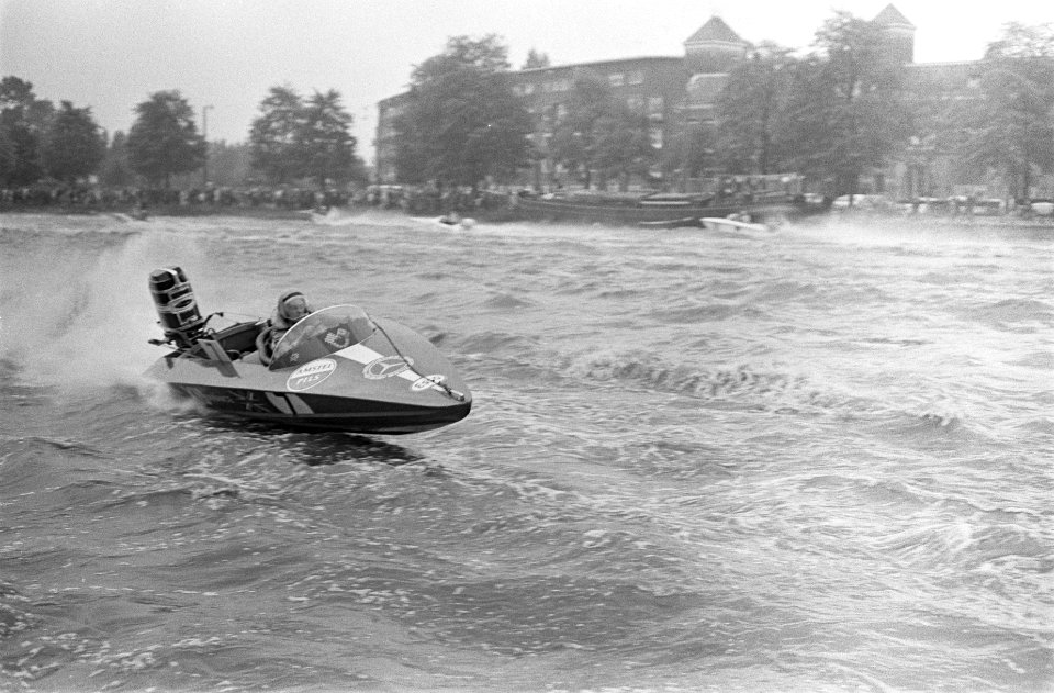 Drie uur race voor speedboats op Amstel. De boten tijdens de race, Bestanddeelnr 920-7117