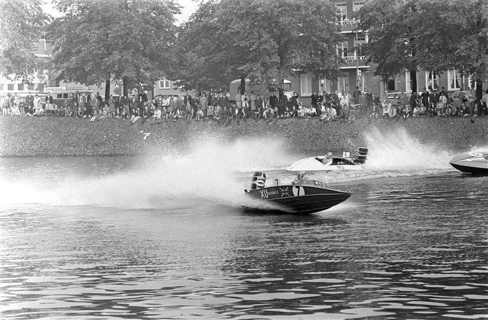 Drie uur race voor speedboats op Amstel. De boten tijdens de race, Bestanddeelnr 920-7118