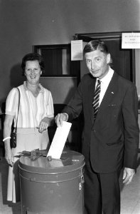Dries van Agt(CDA) en zijn vrouw Eugénie stemmen, Bestanddeelnr 932-3161