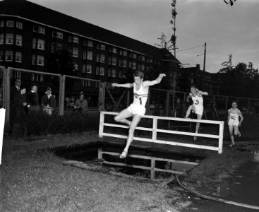 Driesteden atletiek op Sintelbaan in Amsterdam ( 3000 met steeple-chase, A Busi, Bestanddeelnr 914-0979