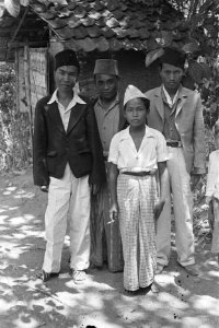Drie Indonesische jonge mannen en een jongen, Bestanddeelnr 51-3-1