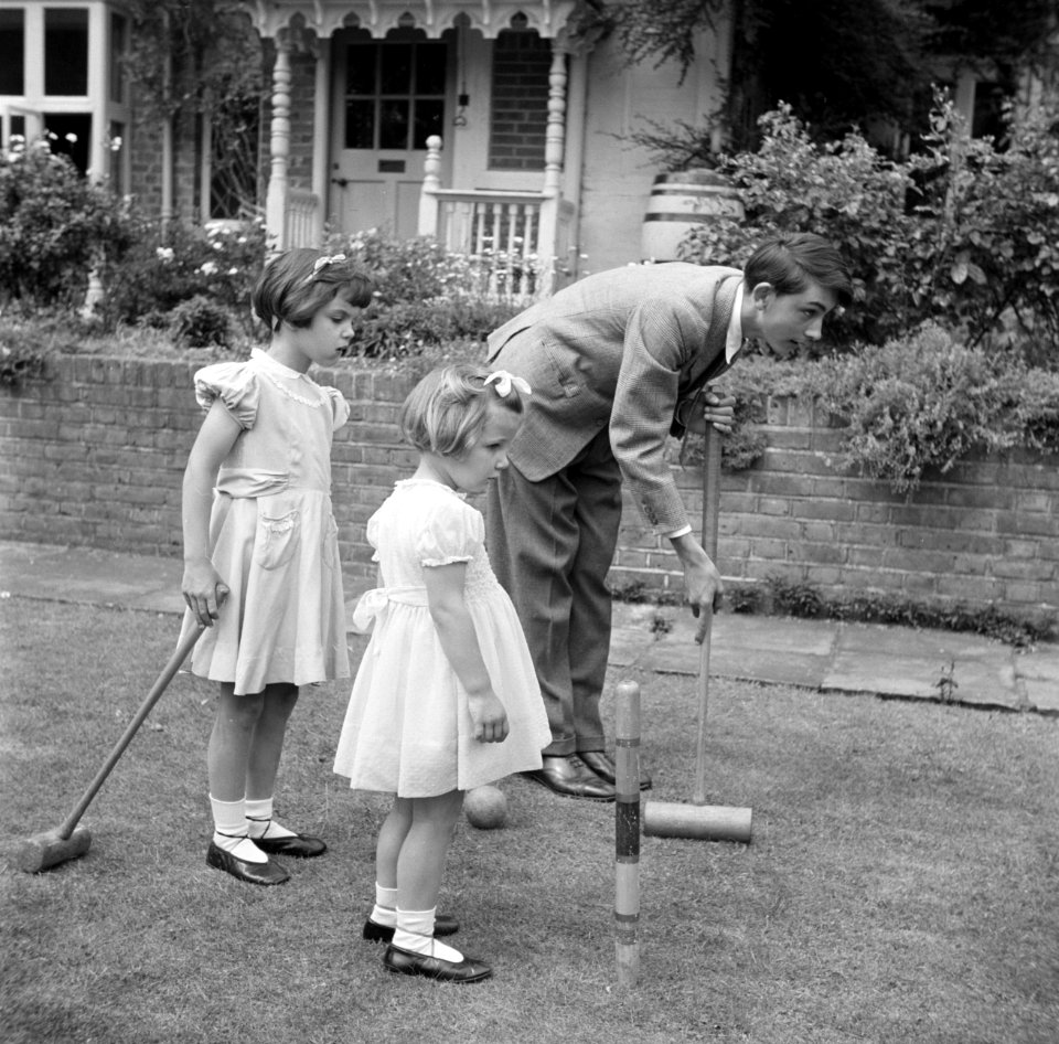 Drie kinderen Martineau in de tuin van de Old Lodge in Terlow (Buckinghamshire) , Bestanddeelnr 254-2883