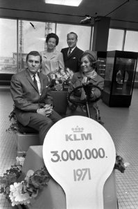 Driemiljoenste KLM passagier op Schiphol, vlnr heer Veenboer (van Philips), , Bestanddeelnr 925-2138