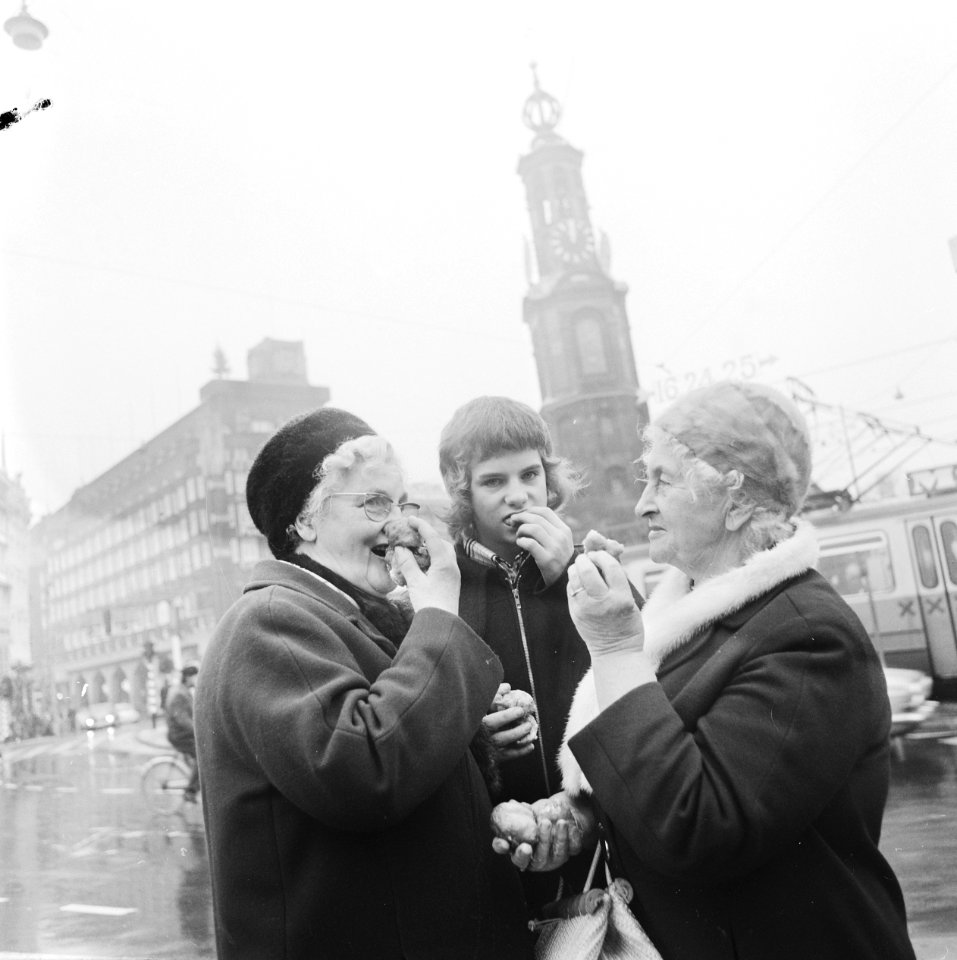 Drie liefhebbers eten een oliebol, Bestanddeelnr 926-9074