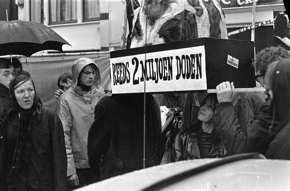 Driedaagse protestmars, demonstranten met borden waarop aantal doden in Ketnau (, Bestanddeelnr 920-1867