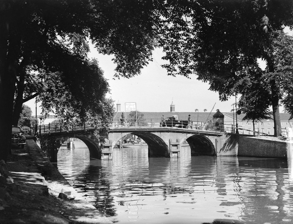 Driebogenbrug over Amsterdamse gracht bij de Amstel, Bestanddeelnr 903-4135