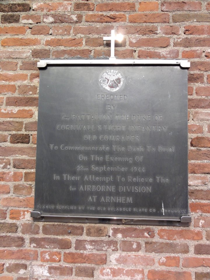 Driel (Overbetuwe) oorlogsgedenksteen links tegen kerk