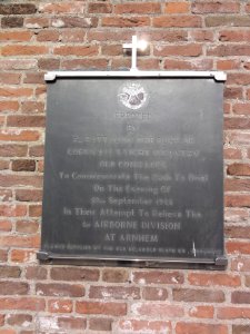 Driel (Overbetuwe) oorlogsgedenksteen links tegen kerk