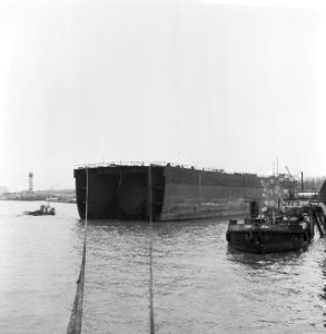 Driekwart tanker aan de steiger bij N.V. Tankercleaning te Schied, Bestanddeelnr 918-6160