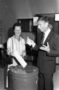 Dries van Agt (CDA) en zijn vrouw Eugénie bij de stembus, Bestanddeelnr 932-3160