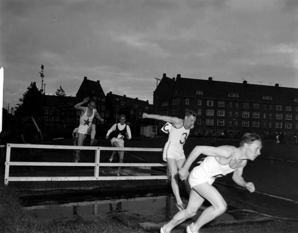 Driesteden atletiek op Sintelbaan in Amsterdam ( 3000 met steeple-chase, Bestanddeelnr 914-0980