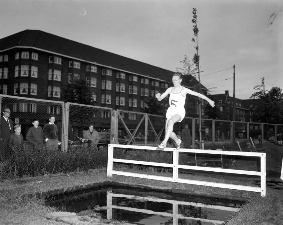 Driesteden atletiek op Sintelbaan in Amsterdam, A Busin, Bestanddeelnr 914-0983