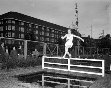 Driesteden atletiek op Sintelbaan in Amsterdam, A Busin, Bestanddeelnr 914-0983