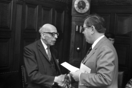 Driehonderdduizendste rekeninghouder gemeentegiro krijgt cheque van Wethouder Po, Bestanddeelnr 926-3217