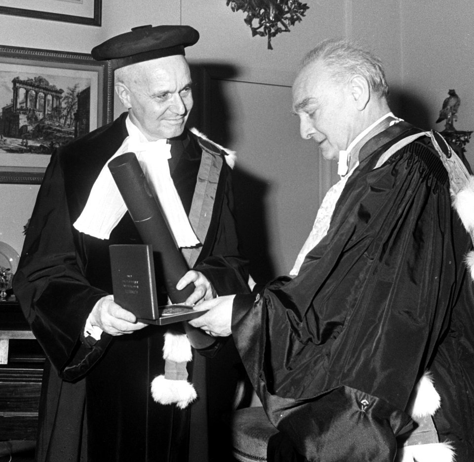 Drie Franse eredoctoraten uitgereikt aan Nederlandse professoren op Franse ambas, Bestanddeelnr 923-3046 (cropped)