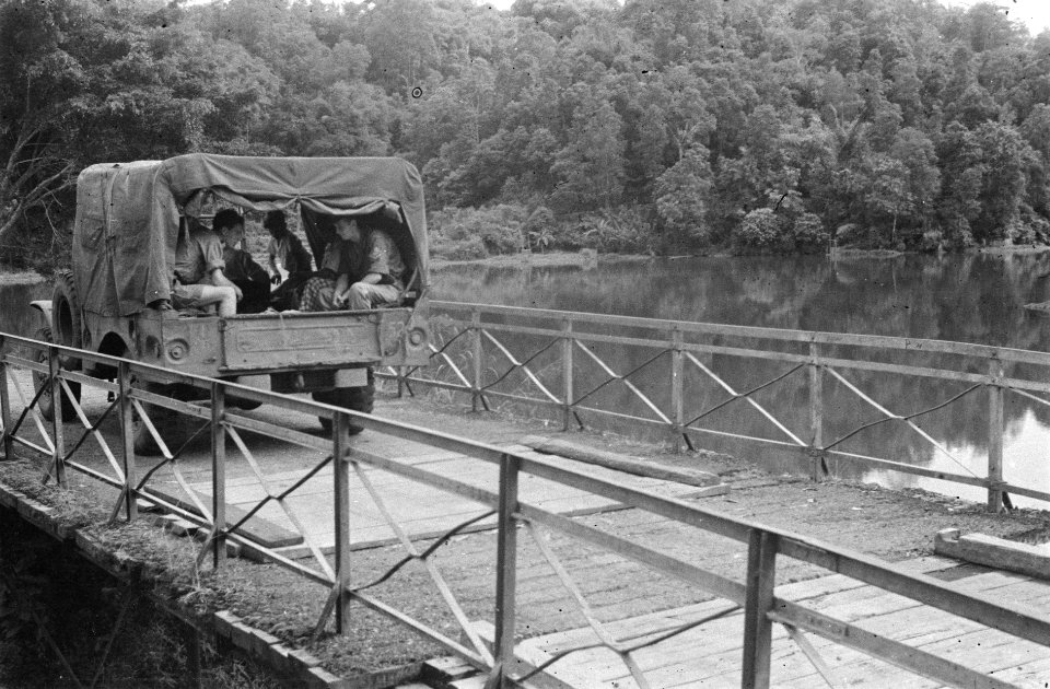 Driekwarttonner passeert een brug, Bestanddeelnr 455-1-6